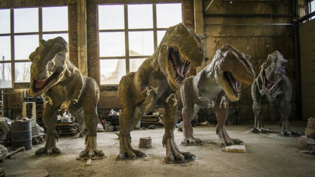 Незвичний бізнес: історія майстра з Коломиї, який робить величезні динозаври