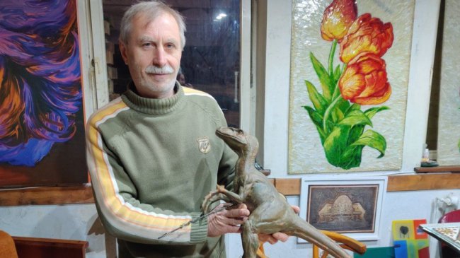 Незвичний бізнес: історія майстра з Коломиї, який робить величезні динозаври
