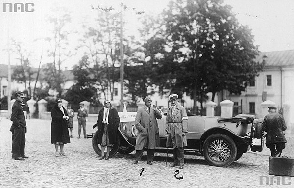 Зліт автомобілістів у Луцьку. Фото з Національного цифрового архіву Польщі