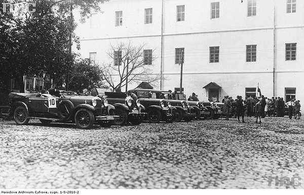 Зліт автомобілістів у Луцьку. Фото з Національного цифрового архіву Польщі