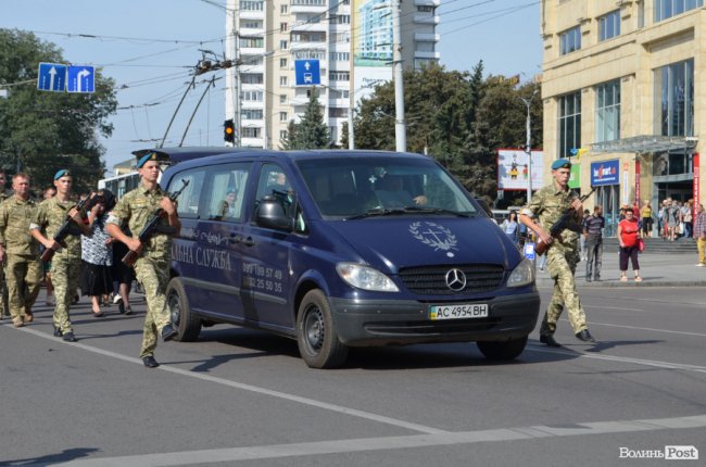 «Був сміливим, добрим і завжди допомагав»: у Луцьку попрощалися з Героєм Юрієм Лавренчуком. ФОТОРЕПОРТАЖ