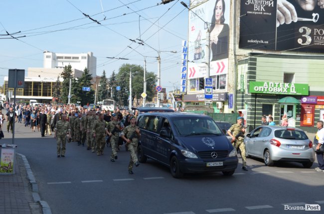 «Був сміливим, добрим і завжди допомагав»: у Луцьку попрощалися з Героєм Юрієм Лавренчуком. ФОТОРЕПОРТАЖ