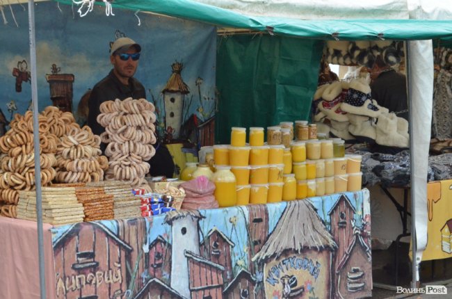 До кольору, до вибору і без «кусючих» цін: у Луцьку відкрився Харківський ярмарок*