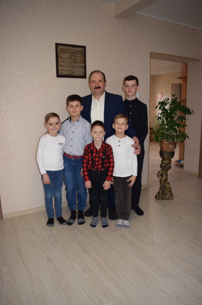 «Вони для нас не чужі»: подружжя з Волині виховує 9 прийомних дітей