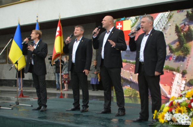 Урочиста Академія і танці: у центрі Луцька святкували День міста. ФОТО