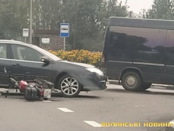 У селі під Луцьком мотоцикліст в’їхав у автомобіль. ФОТО