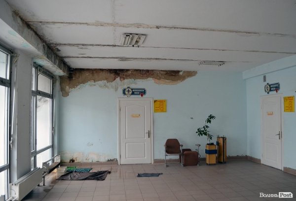 Через відлигу затоплює Будинок побуту в Луцьку. ФОТО