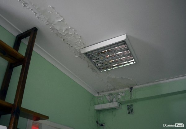 Через відлигу затоплює Будинок побуту в Луцьку. ФОТО