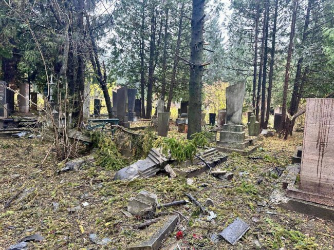 У Рівному російський дрон вдарив по кладовищу, де поховані Герої