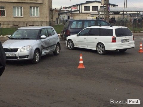 Аварія в Луцьку: біля автошколи не розминулися Skoda і Opel