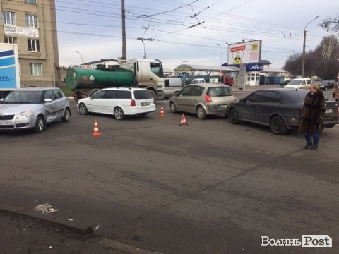 Аварія в Луцьку: біля автошколи не розминулися Skoda і Opel