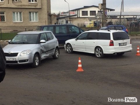 Аварія в Луцьку: біля автошколи не розминулися Skoda і Opel