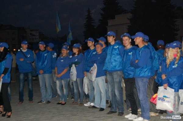 Пам’ять Хурсенка вшановували з агітацією Партії регіонів. ФОТО