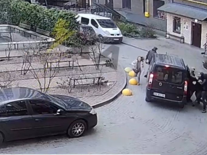 У Луцьку вагітна жінка травмувалася під час мобілізації чоловіка: її госпіталізували. ВІДЕО