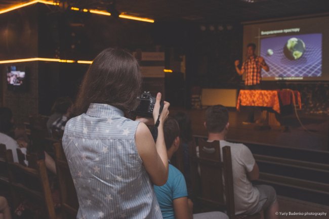 Зрозуміло про складне: у Луцьку говорили про чорні діри