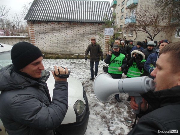 У Рожищі автомайданівці хотіли змусити міліціонера сховати відеокамеру. ФОТО. ВІДЕО
