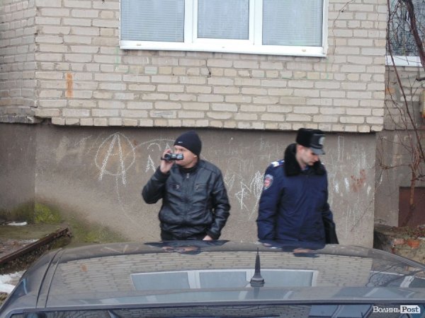 У Рожищі автомайданівці хотіли змусити міліціонера сховати відеокамеру. ФОТО. ВІДЕО