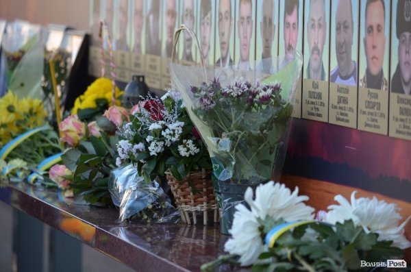 У Луцьку відкрили оновлений фотостенд пам'яті загиблих волинян. ФОТО