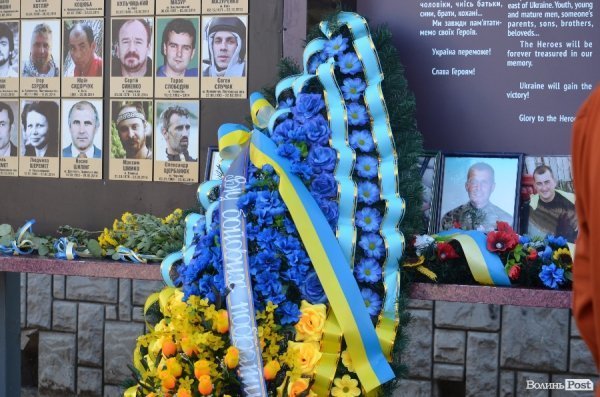 У Луцьку відкрили оновлений фотостенд пам'яті загиблих волинян. ФОТО