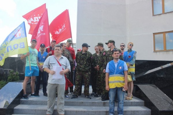 Активісти просять волинських нардепів про саморозпуск ВР. ФОТО