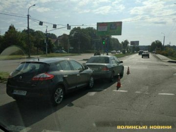 Аварія у Луцьку: на світлофорі стукнулись дві автівки. ФОТО