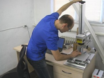 У Луцьку брати-волонтери виготовляють для захисників іменні жетони. ВІДЕО