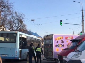 У центрі Луцька – ДТП: зіткнулися маршрутка і фургон