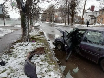 У Луцьку авто влупилося у дерево, поліція відкрила кримінал