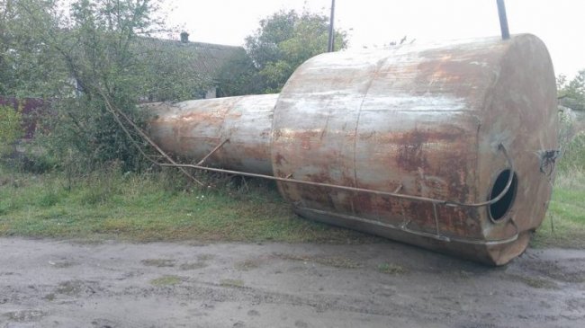 На Волині через негоду впала водонапірна башня
