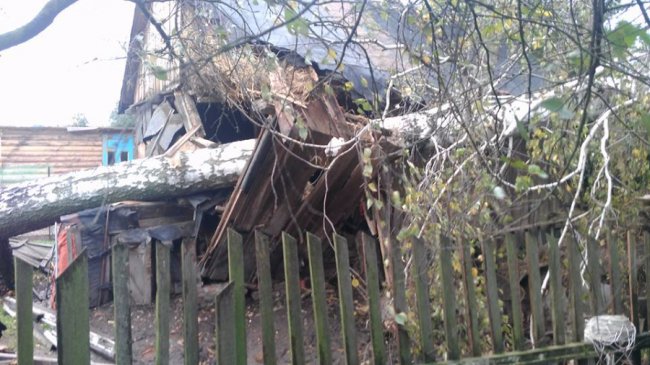 На Волині через негоду впала водонапірна башня