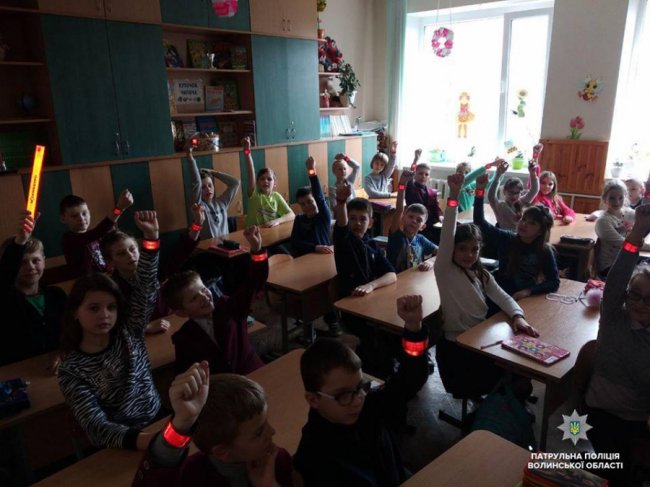 Учні луцької гімназії тепер «світлодіти». ФОТО