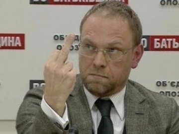 Під час прес-конференції захисник Тимошенко показав середній палець. ВІДЕО
