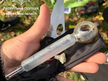 У Луцьку патрульні затримали 6 чоловіків з наркотиками. ФОТО