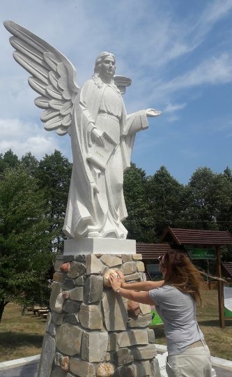 «На в'їзді в село Залухів нас зустрів ангел-покровитель родини, батьківщини, України.... А поруч рекреаційний ареал....гарні фото, інформація про історію села, району, про природні особливості краю»