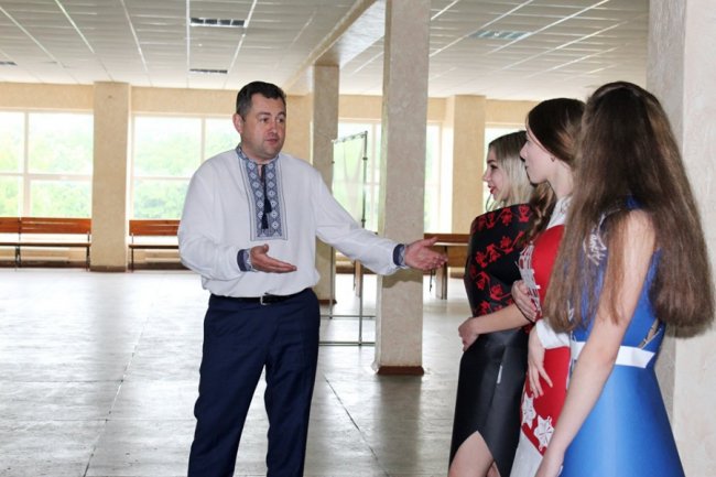 У Луцькому НТУ обирали найкращу паперову етно-сукню. ФОТО