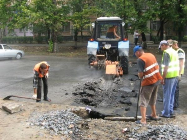У Херсоні тролейбус із людьми провалився в яму. ФОТО. ВІДЕО