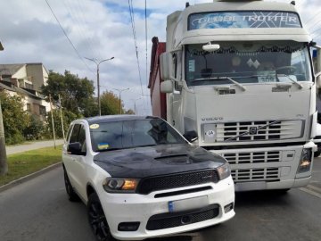 У Луцьку не розминулися позашляховик та вантажівка