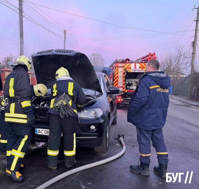 У місті на Волині рятувальники ліквідовували замикання електропроводки у позашляховику