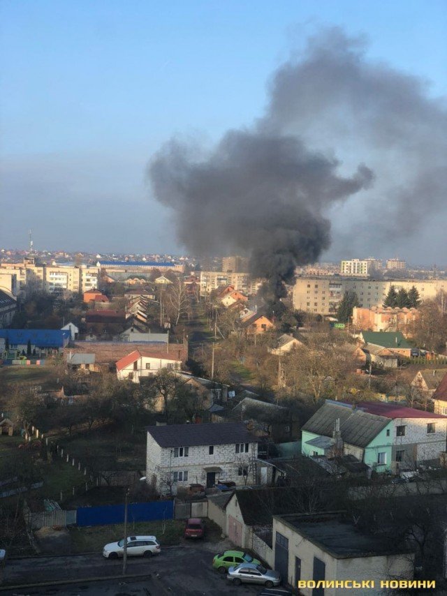 Авто і гараж згоріли вщент: у Луцьку в районі приватної забудови – пожежа. ВІДЕО. ОНОВЛЕНО