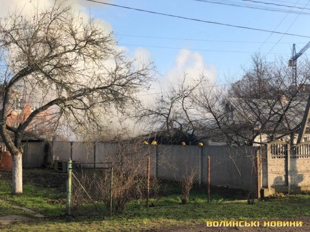 Авто і гараж згоріли вщент: у Луцьку в районі приватної забудови – пожежа. ВІДЕО. ОНОВЛЕНО