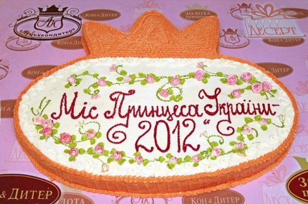 Торт розміром 1,3 на 1,1 метра