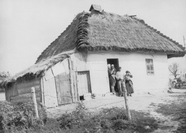 Волинська родина біля хати