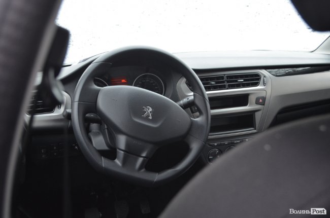 У Луцьку сімейним лікарям вручили ключі від новеньких автівок. ФОТО