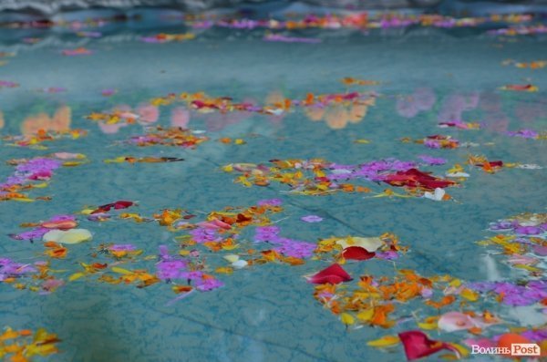 Традиційно божество на воді катають у ставу, однак у луцькій громаді обійшлися басейном