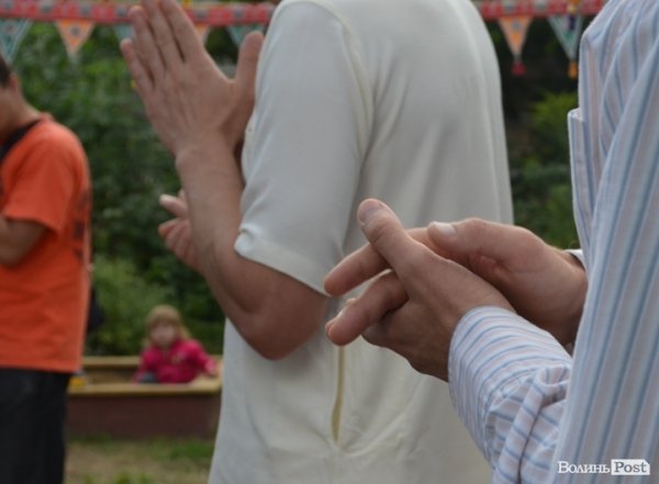 Співання мантр супроводжується часом танцями і оплесками 