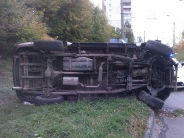 П'янючий адвокат, який на джипі перевернувся в Луцьку, втікав від патрульних. ФОТО