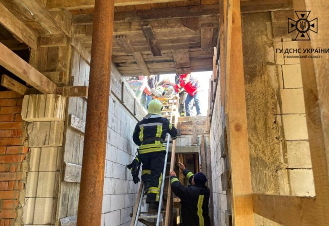 На Волині рятувальники допомогли чоловіку, який травмувався на будівництві