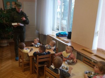 Луцькі нацгвардійці з подарунками відвідали дитбудинок. ФОТО