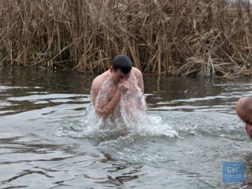 Як у Володимирі купалися на Водохреще. ФОТО