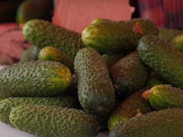 «Золоті» овочі: скільки коштують огірки та помідори на ринку в Луцьку. ВІДЕО